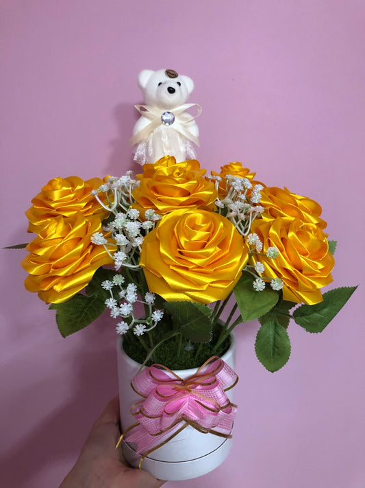 Pot de rose jaune avec ourson